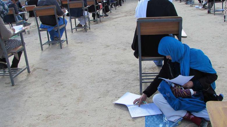 Jahan Taab, 25, đang làm bài thi Kankor ở tỉnh Daykundi của Afghanistan