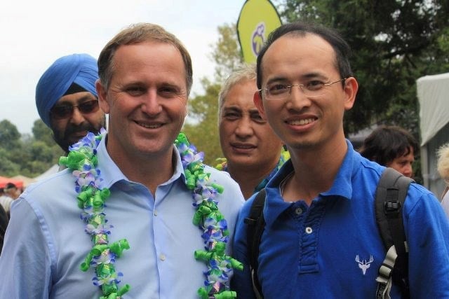 Bá Lâm (bên phải) chụp ảnh với cựu Thủ tướng New Zealand John Key tại Lễ hội Pacifica