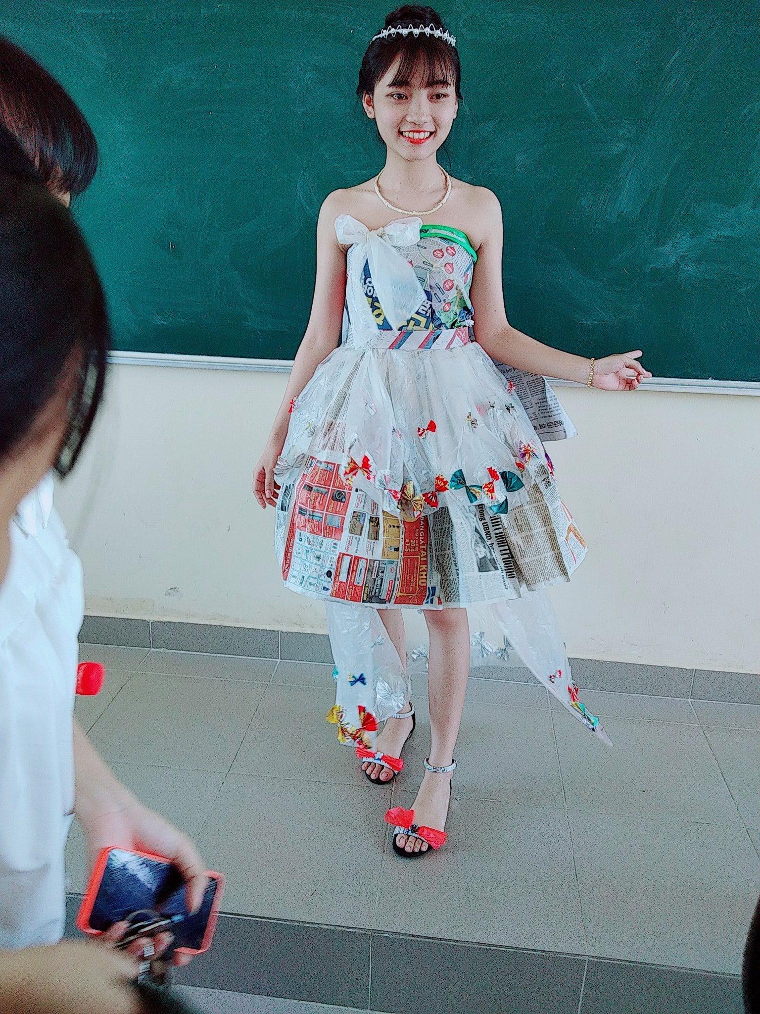 Nữ sinh tươi tắn, tự tin trong chiếc váy bồng làm từ vật liệu tái chế