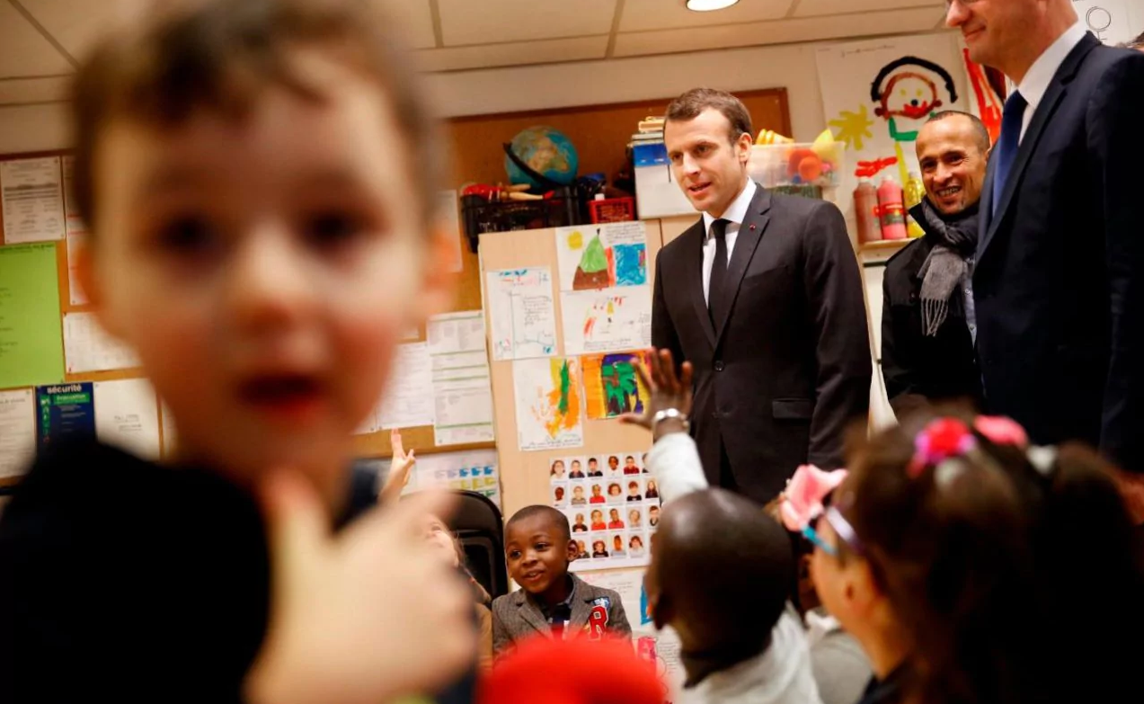Tổng thống Pháp Emmanuel Macron hạ quy định độ tuổi đi học xuống ba tuổi thay vì sáu tuổi như trước đây