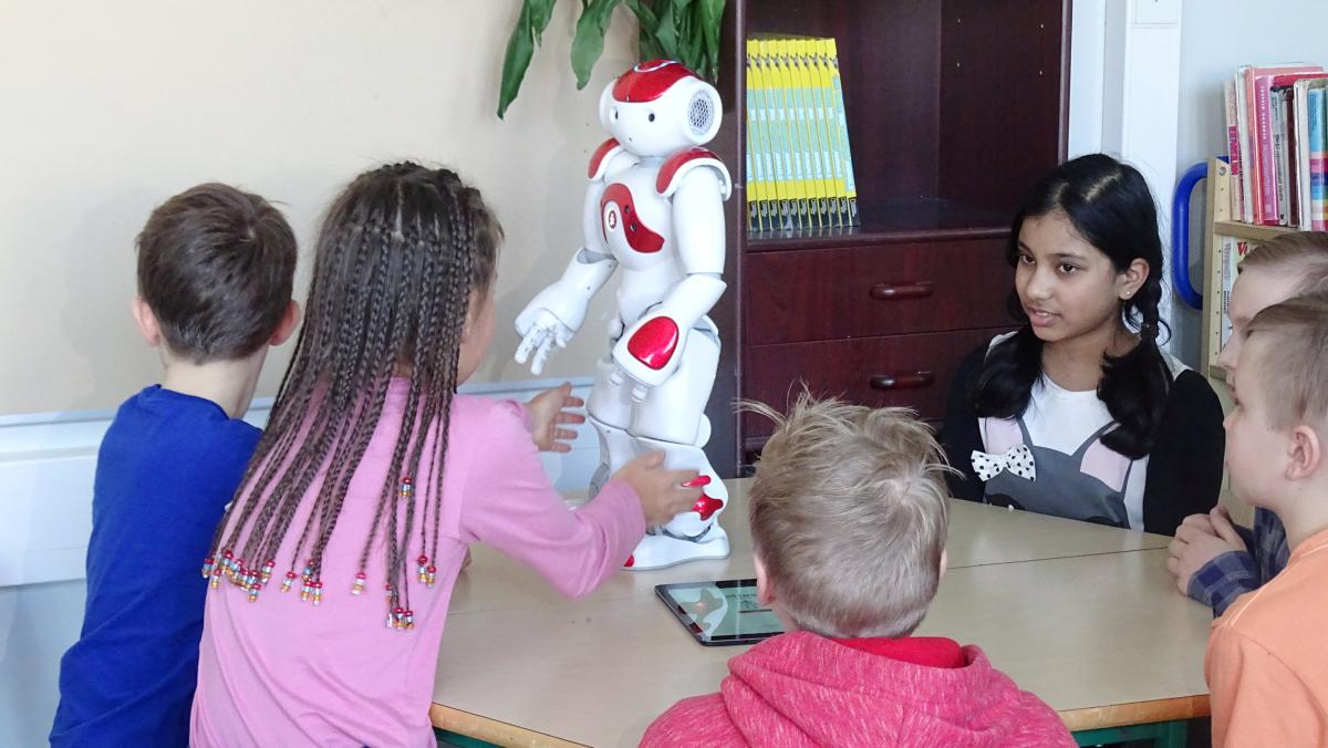Robot Elias dạy ngoại ngữ cho các học sinh trong một lớp học ở Tampere, Phần Lan - (Ảnh: REUTERS/Attila Cser)