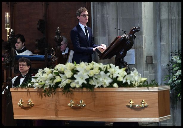 Eddie Redmayne phát biểu trong đám tang của Giáo sư Stephen