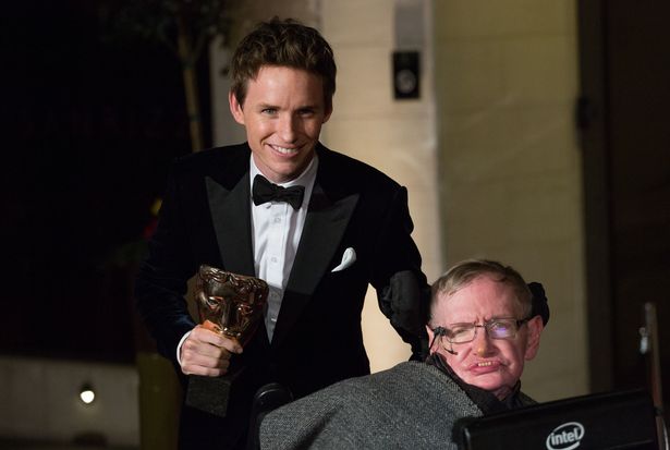Một bức ảnh chụp chung của Redmayne và Giáo sư Hawking
