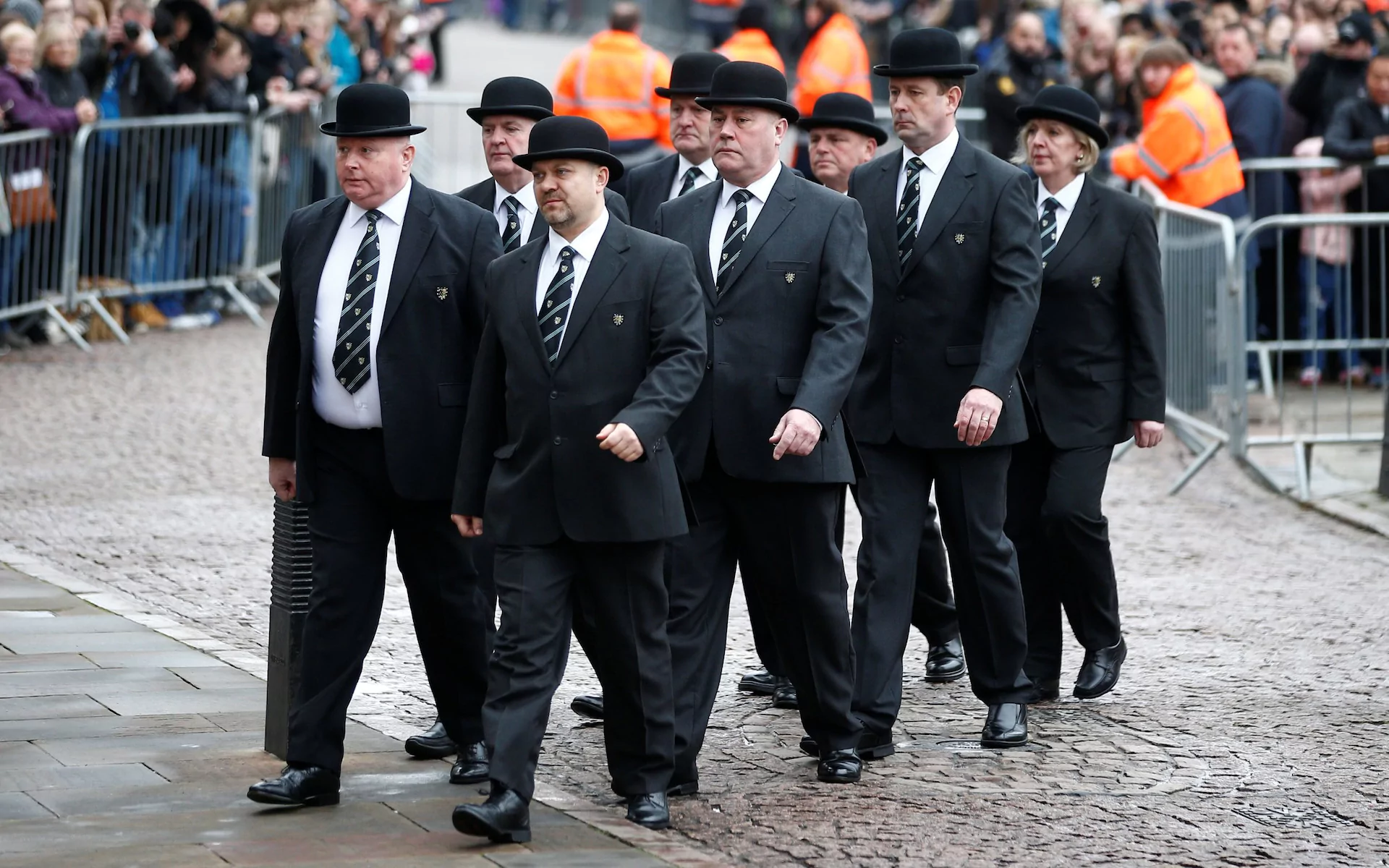 Những người gác cổng ở Đại học Cambridge cũng đến dự đám tang