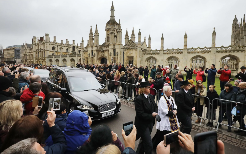 Dòng người đã tụ tập trước cổng Đại học King (Cambridge), nơi đám rước tang thiên tài vật lý Stephen Hawking đi qua để dến nhà thờ St Mary