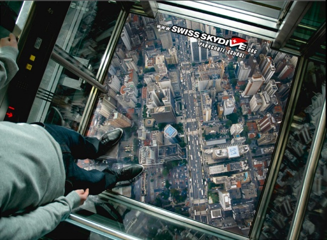 Quảng cáo cho môn nhảy dù trong thang máy ở Thụy Sĩ
