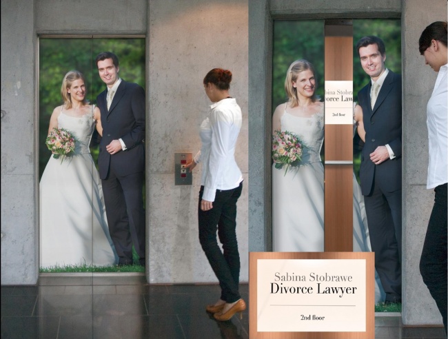 Nhìn bên ngoài là một cặp đôi thật hạnh phúc, đợi thang máy mở ra mới biết đây là quảng cáo luật sư tư vấn thủ tục ly hôn