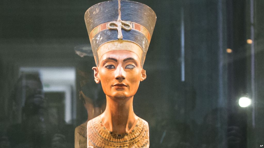 Tượng bán thân của nàng Nefertiti hiện được trưng bày ở bảo tàng Altes, Berlin
