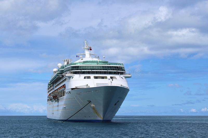 cruise-ship-open-sea-caribbean-45663103