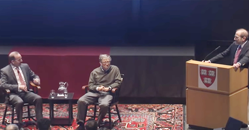 Tỷ phú Bill Gates trong buổi hỏi đáp với sinh viên Harvard ngày 26/4 (ảnh cắt từ video)