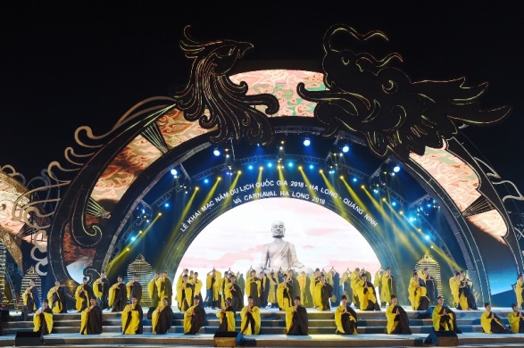 Hơn 2.000 diễn viên múa, ca sĩ chuyên nghiệp, người mẫu Việt Nam và các đoàn nghệ sỹ quốc tế đã tham gia chương trình