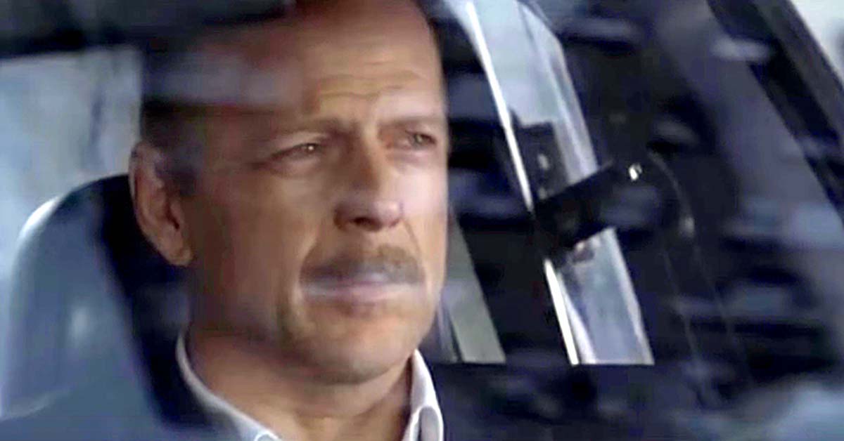 Diễn viên Bruce Willis - cảnh câu đố về ba người ở trạm xe buýt