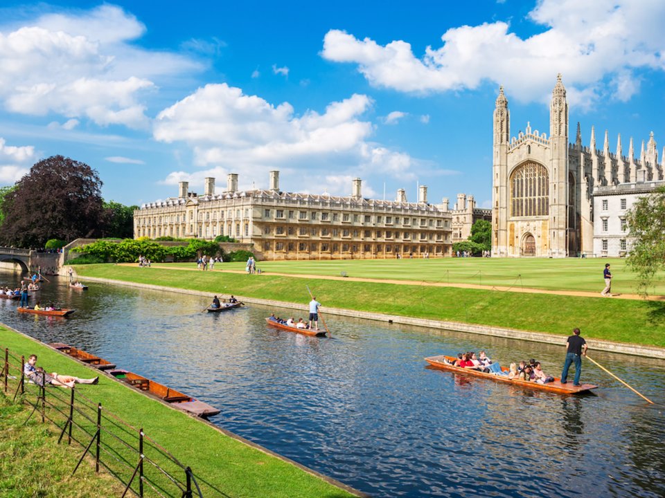 Đại học Cambridge (Cambridge, Anh):   Không chỉ là trường đại học tốt nhất mà còn là ngôi trường đẹp nhất thế giới. Mỗi trường trong Đại học Cambridge đều có thiết kế và kiến trúc độc đáo riêng biệt. Sông Cam quanh đại học khiến trường thơ mộng hơn.