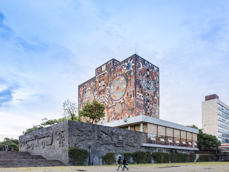Đại học Tự trị Quốc gia Mexico (thành phố Mexico, Mexico): Ngôi trường này đẹp đến mức được xem là Di sản Thế giới của UNESCO. Những bức tranh tường trong trường được các họa sĩ danh tiếng như Diego Rivera và David Alfaro Siqueiros vẽ.