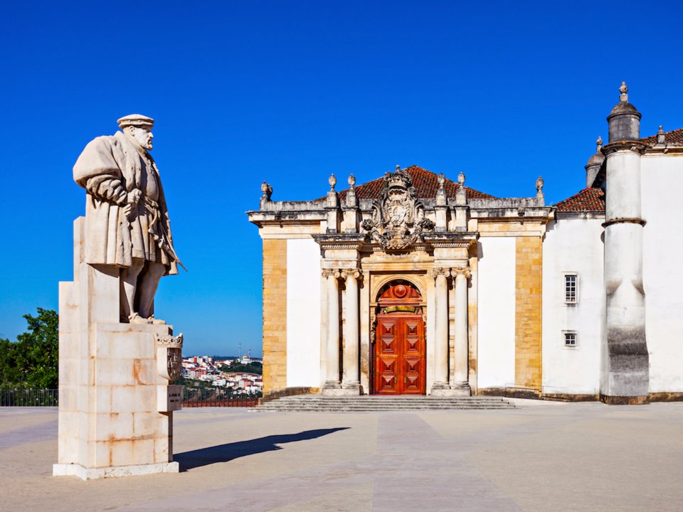 Đại học Coimbra (Coimbra, Bồ Đào Nha): Đây là trường đại học lâu đời nhất Bồ Đào Nha. Trường có những bức tượng cổ xưa như bức tượng vua João III (trong ảnh) bên ngoài Thư viện Joanina - được xem là một trong những thư viện đẹp nhất thế giới.