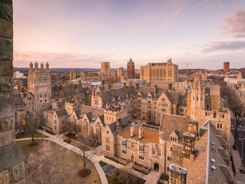 Đại học Yale (New Haven, Connecticut, Mỹ): Nổi tiếng với kiến trúc Gothic của thế kỷ XVIII và XIX. Các tòa nhà được thiết kế bởi các kiến trúc sư nổi tiếng như Frank Gehry, Louis Kahn và Eero Saarinen.