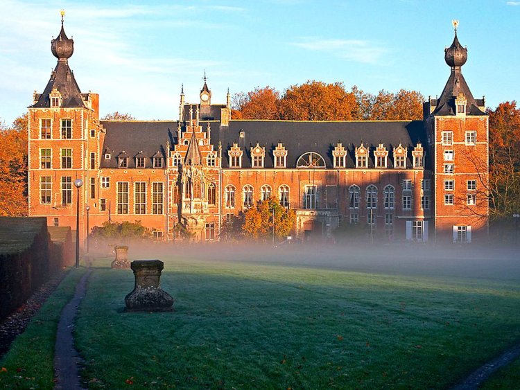 Đại học KU Leuven (Leuven, Bỉ): Là trường đại học lớn nhất của Bỉ và cũng là một trong những trường đại học lâu đời nhất ở châu Âu. Tòa nhà chính của nó từng là một lâu đài xây vào thế kỷ XV.