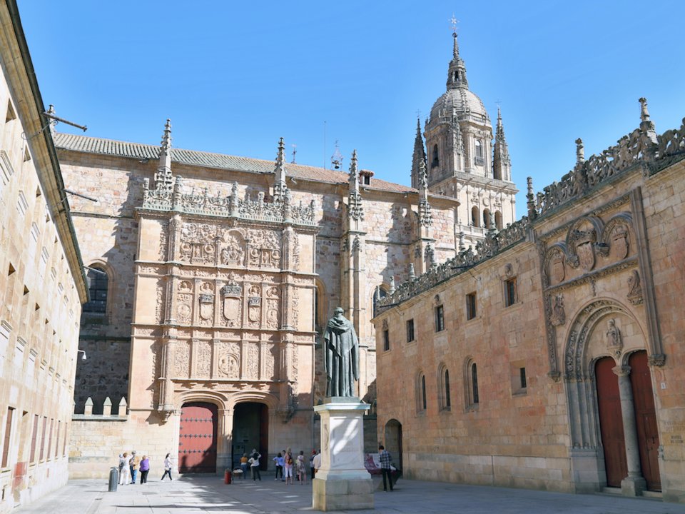 Đại học Salamanca (Salamanca, Tây Ban Nha): Trường đại học lâu đời nhất ở Tây Ban Nha, nổi tiếng với kiến trúc Baroque. Thư viện của nó cũng là một trong những thư viện đẹp nhất thế giới.
