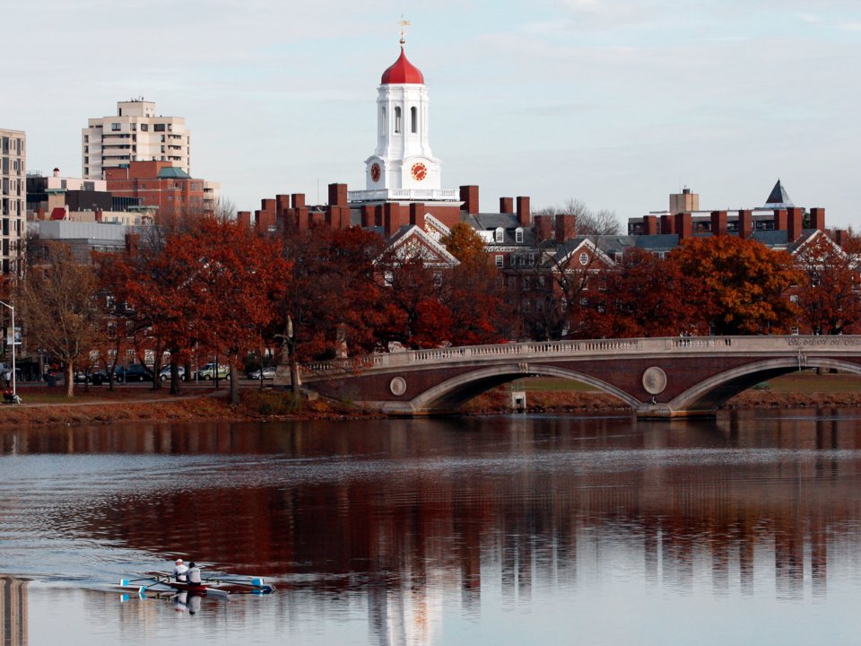 Đại học Harvard (Cambridge, Massachusetts, Mỹ): Là một trong những trường đẹp nhất thế giới với những tòa nhà gạch đỏ biểu tượng của Harvard và các kiến trúc đặc sắc như Nhà Tưởng niệm phong cách Gothic.