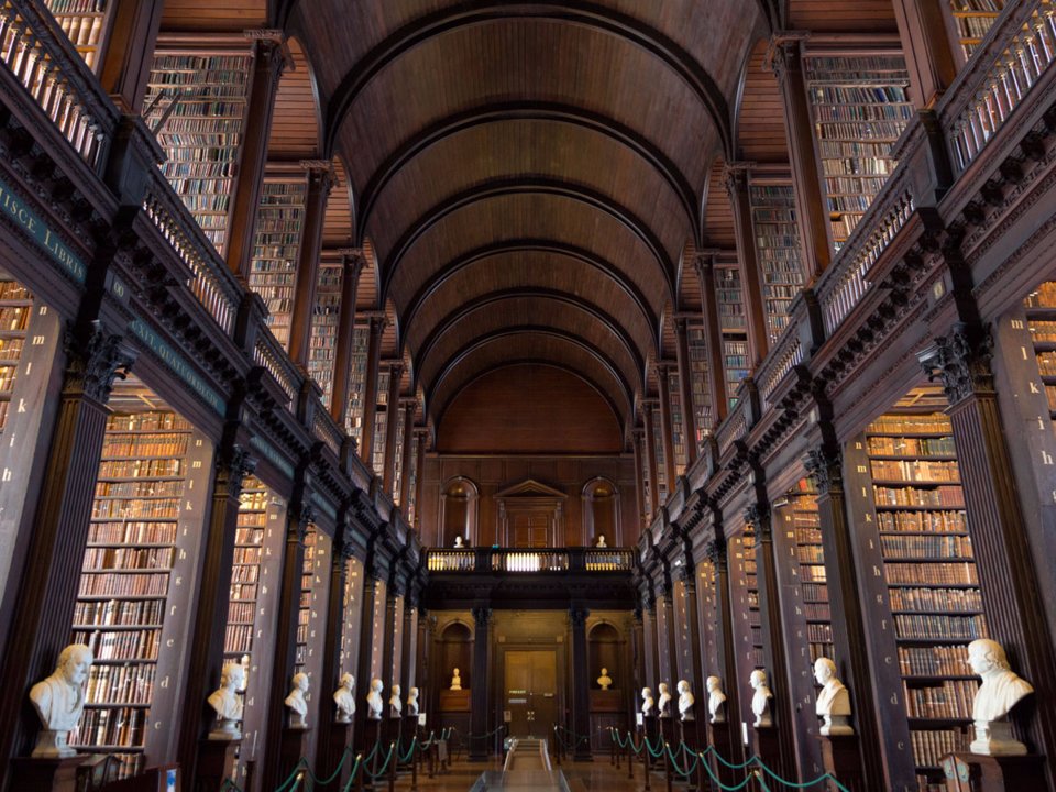 Đại học Trinity (Dublin, Ireland): Trường lâu đời nhất Ireland. Tòa nhà biểu tượng là thư viện cổ lập bởi Nữ hoàng Elizabeth năm 1592, nổi tiếng với phong cách Baroque.