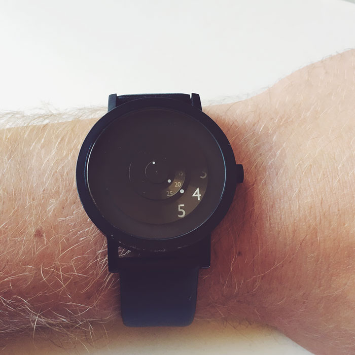 Chiếc đồng hồ đeo tay phong cách tối giản chỉ hiển thị phần số cần thiết