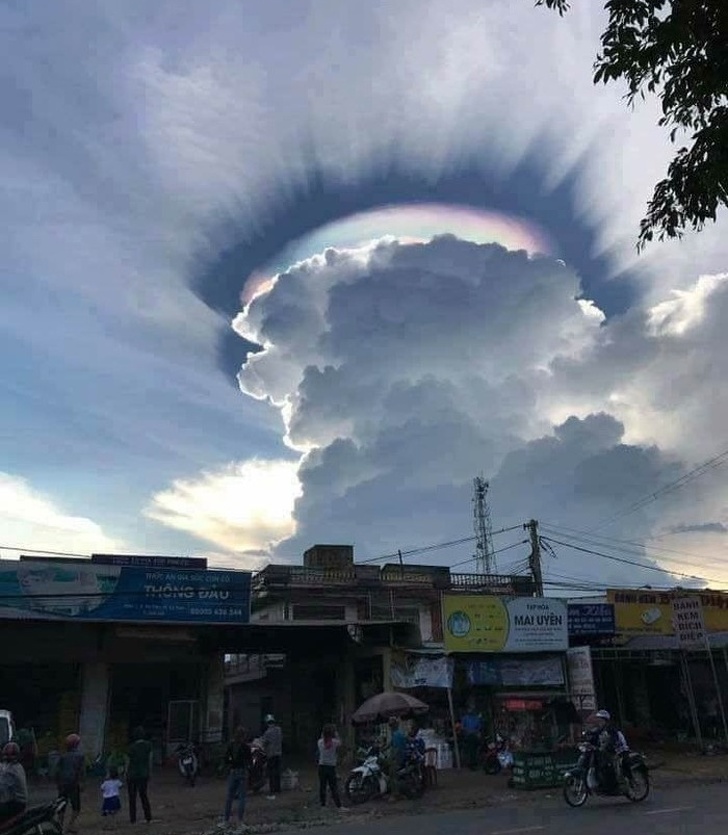 Hiện tượng mây ngũ sắc ở Việt Nam nhìn như... một vụ nổ hạt nhân