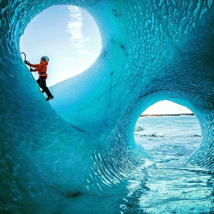 Một hang động đá băng ở Iceland