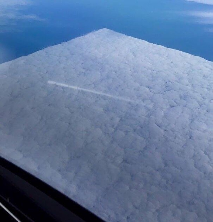 Máy bay cắt qua làm đám mây có hình vuông
