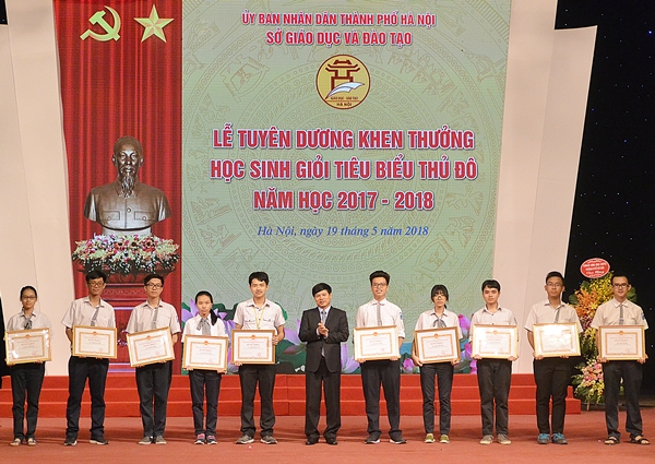 Phó Chủ tịch Ngô Văn Quý trao bằng khen của Chủ tịch UBND TP cho các em học sinh