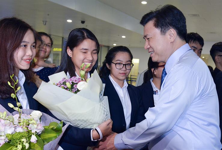Thứ trưởng Nguyễn Hữu Độ tặng hoa chúc mừng các thành viên trong đoàn dự thi trở về