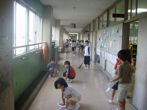Ở các trường Nhật, học sinh phải dọn dẹp vệ sinh trường, lớp để bày tỏ sự biết ơn với trường học cũng như học cách lao động từ nhỏ