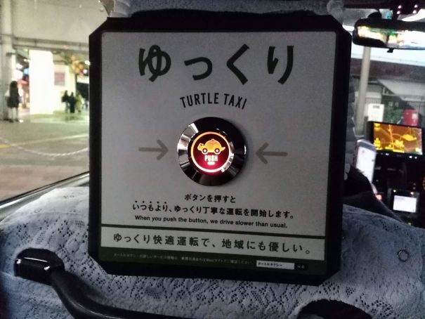 Chiếc taxi ở Nhật có một nút bấm để yêu cầu tài xế giảm tốc độ