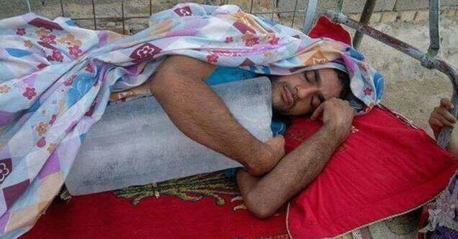 Nắng nóng khắc nghiệt ở Thái Lan khiến người đàn ông ôm cả tảng đá để đi ngủ