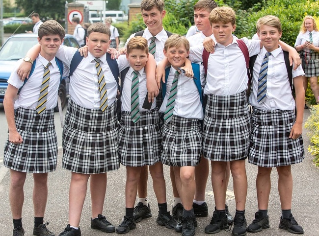 Trời nóng nhưng trường có quy định cấm mặc quần shorts đi học, các nam sinh phản đối bằng cách mặt váy ngắn