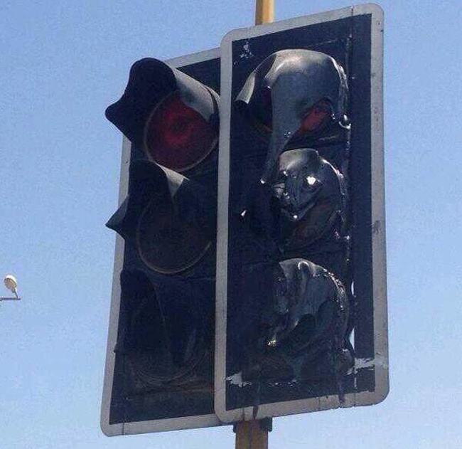 Trời nóng đỉnh điểm ở Kuwait làm tan chảy đèn giao thông