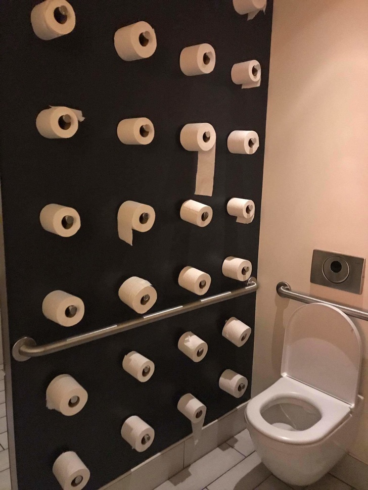 Nhà hàng có hơn 20 cuộn giấy vệ sinh treo khắp tường, bạn không bao giờ phải lo hết giấy
