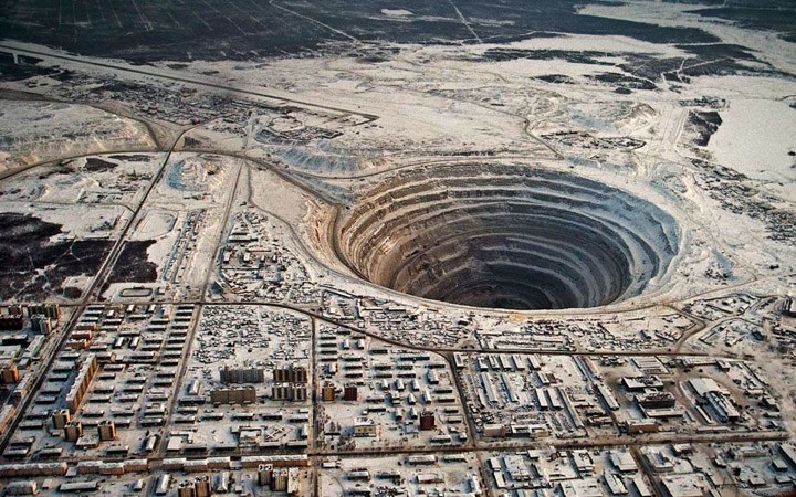 Mỏ kim cương lớn nhất thế giới ở Nga, sâu 525m, đường kính 1.200m