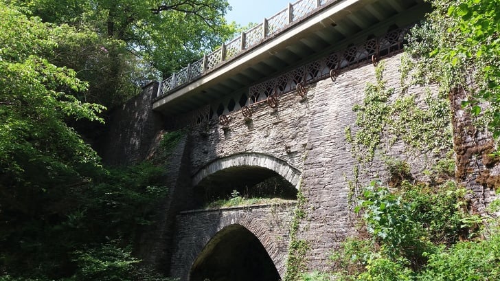 Một chiếc cầu từ thế kỷ XX được xây trên một chiếc cầu từ thế kỷ XVIII xây trên một chiếc cầu từ thế kỷ XII