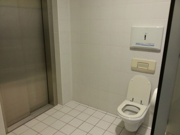 Nhà vệ sinh ở... thang máy?