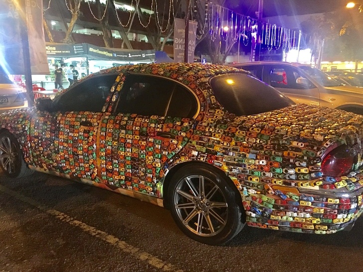 Chiếc ô tô được bọc bằng hàng trăm chiếc xe mô hình