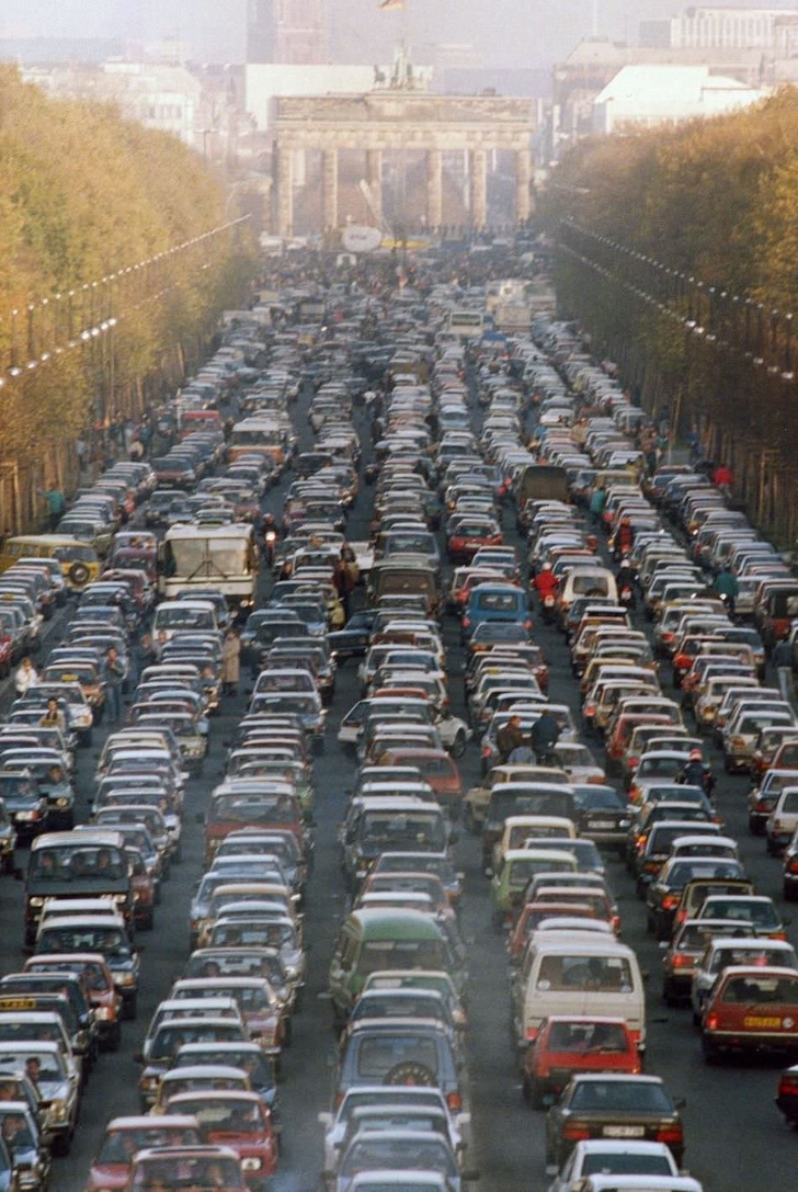 Tắc đường gần cổng Brandenburg do người Đông Đức di chuyển đến Tây Berlin sau khi Bức tường Berlin sụp đổ, 1989