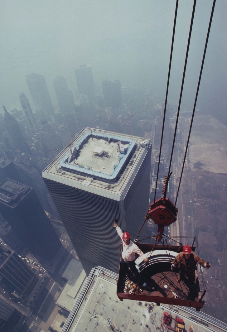Các công nhân đang xây dựng Tòa tháp đôi, còn có tên là Trung tâm Thương mại Thế giới cao 110 tầng tại New York, 1979