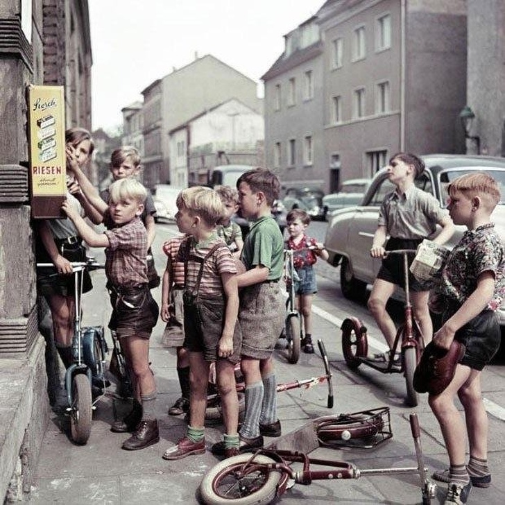 Các cậu bé Đức trước một chiếc máy bán kẹo, 1955