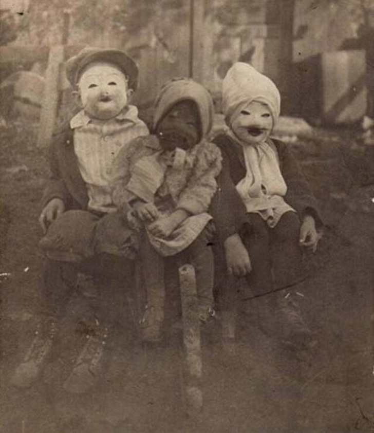 3 đứa bé trong trang phục Halloween, khoảng năm 1900