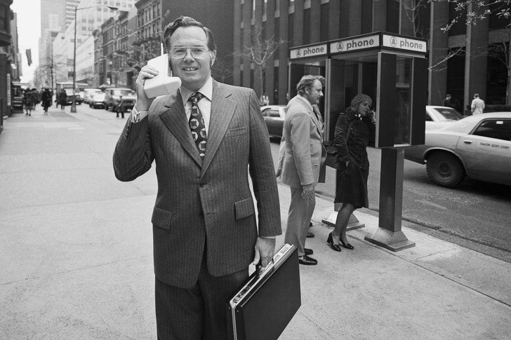 Phó chủ tịch Motorola, John F. Mitchell và chiếc điện thoại radio cầm tay DynaTACtại thành phố New York, 1973