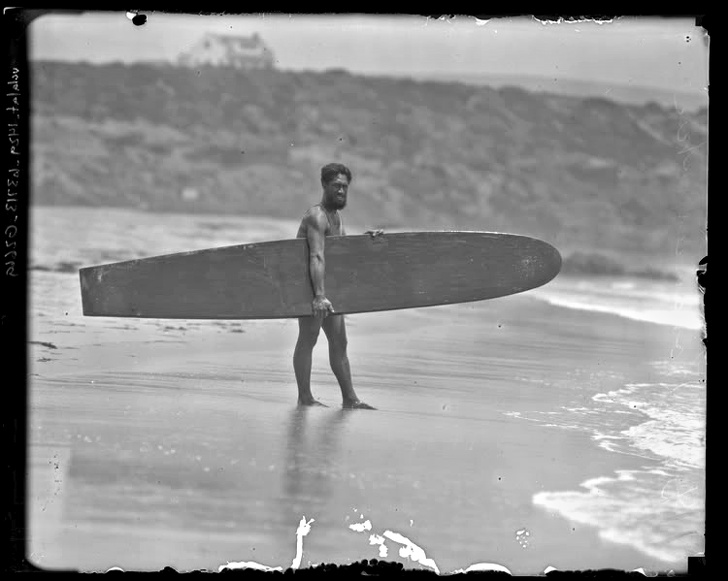 Vận động viên Duke Kahanamoku, người đã mang lướt sóng phổ biến đến toàn thế giới, Hawaii, 1920