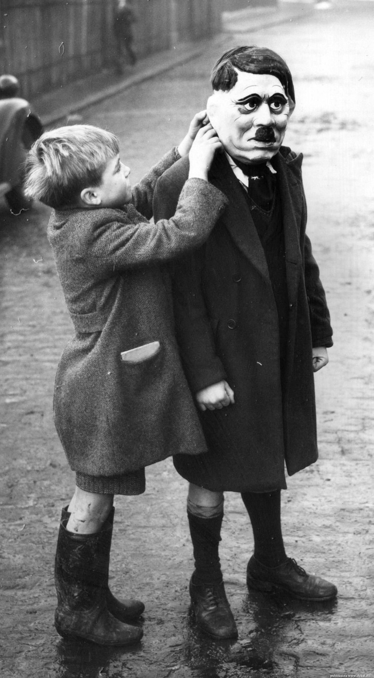 Một cậu bé đeo mặt nạ Adolf Hitler, London, 1938