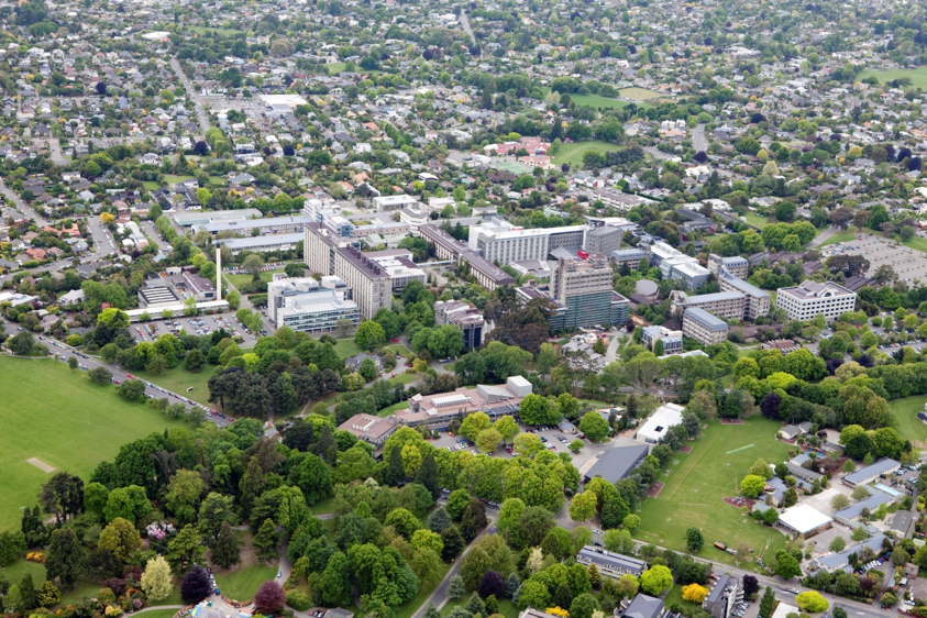 Quang cảnh từ trên cao của trường đại học ở Christchurch với nhiều không gian xanh