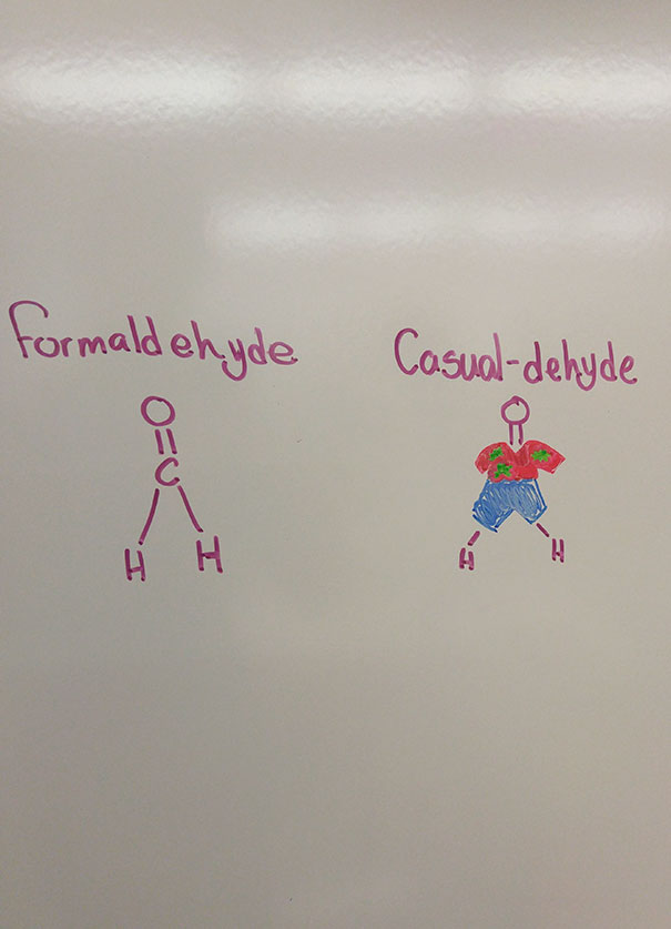 Sự khác biệt giữa formaldehyde và casual-dehyde. Formaldehyde là phóc-môn có công thứ H-CHO. Ngoài ra trong tiếng Anh ta có khái niệm formal wear (ăn mặc trang trọng) và casual wear (ăn mặc không trang trọng như áo phông, quần jeans,...)