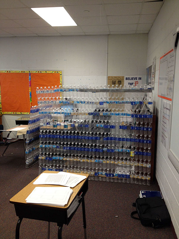 Các học sinh tạo một không gian riêng cho giáo viên